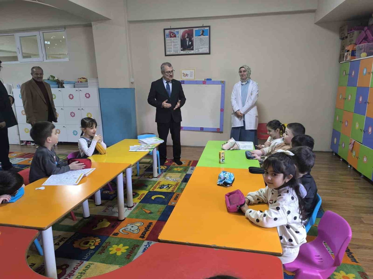ERZURUM İL MÜFTÜSÜ YAŞAR ÇAPÇI, HACI OSMAN EFENDİ CAMİİ 4-6 YAŞ KUR’AN KURSU’NU ZİYARET EDEREK...