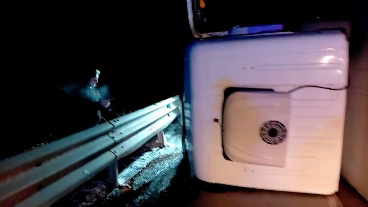 ERZURUM İLE AŞKALE ARASINDA AKŞAM SAATLERİNDE MEYDANA GELEN TRAFİK KAZASINDA BİR TIR YAN YATTI....