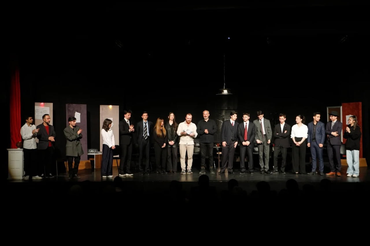ERZURUM LİSESİ ÖĞRENCİLERİ TARAFINDAN SAHNELENEN "12 ÖFKELİ" ADLI TİYATRO OYUNU, İBRAHİM ERKAL...