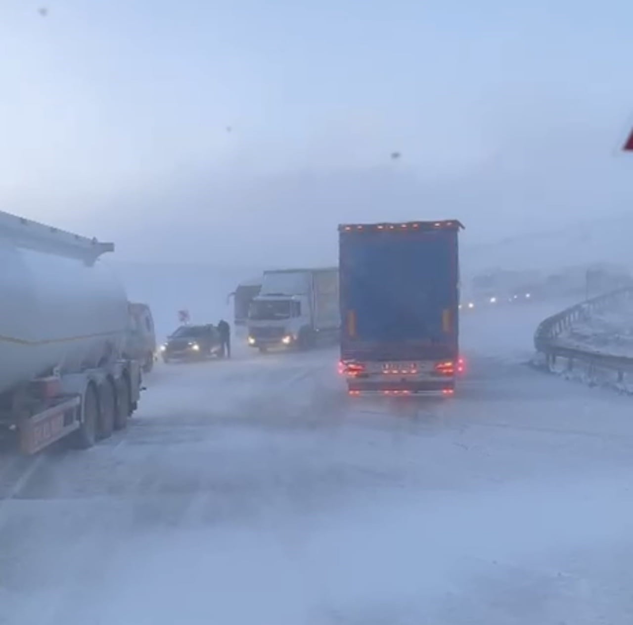 ERZURUM’UN AŞKALE İLÇESİNDE AKŞAM SAATLERİNDE ETKİSİNİ ARTIRAN KAR YAĞIŞI VE TİPİ, ULAŞIMI DURMA...