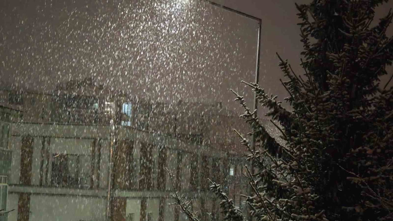 ERZURUM’UN AŞKALE İLÇESİNDE SON İKİ GÜNDÜR ETKİLİ OLAN KAR YAĞIŞI, BAHAR HAVASINI YENİDEN KIŞ...