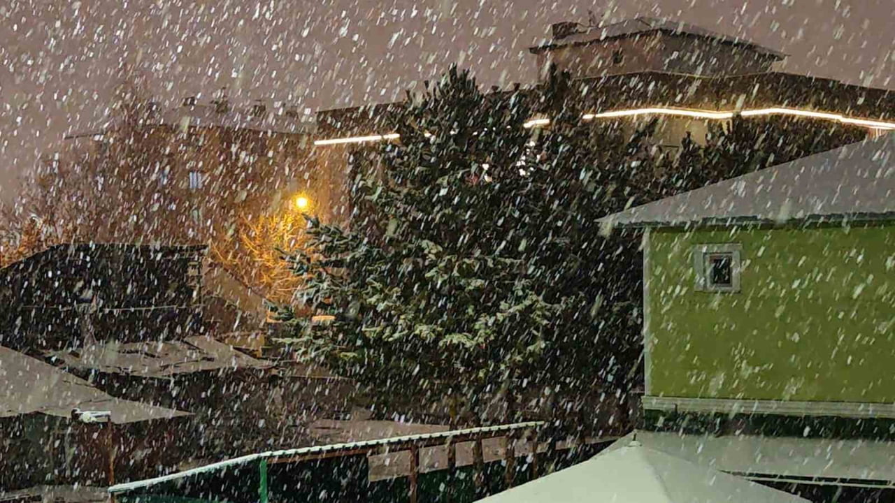 ERZURUM’UN AŞKALE İLÇESİNDE SON İKİ GÜNDÜR ETKİLİ OLAN KAR YAĞIŞI, BAHAR HAVASINI YENİDEN KIŞ...