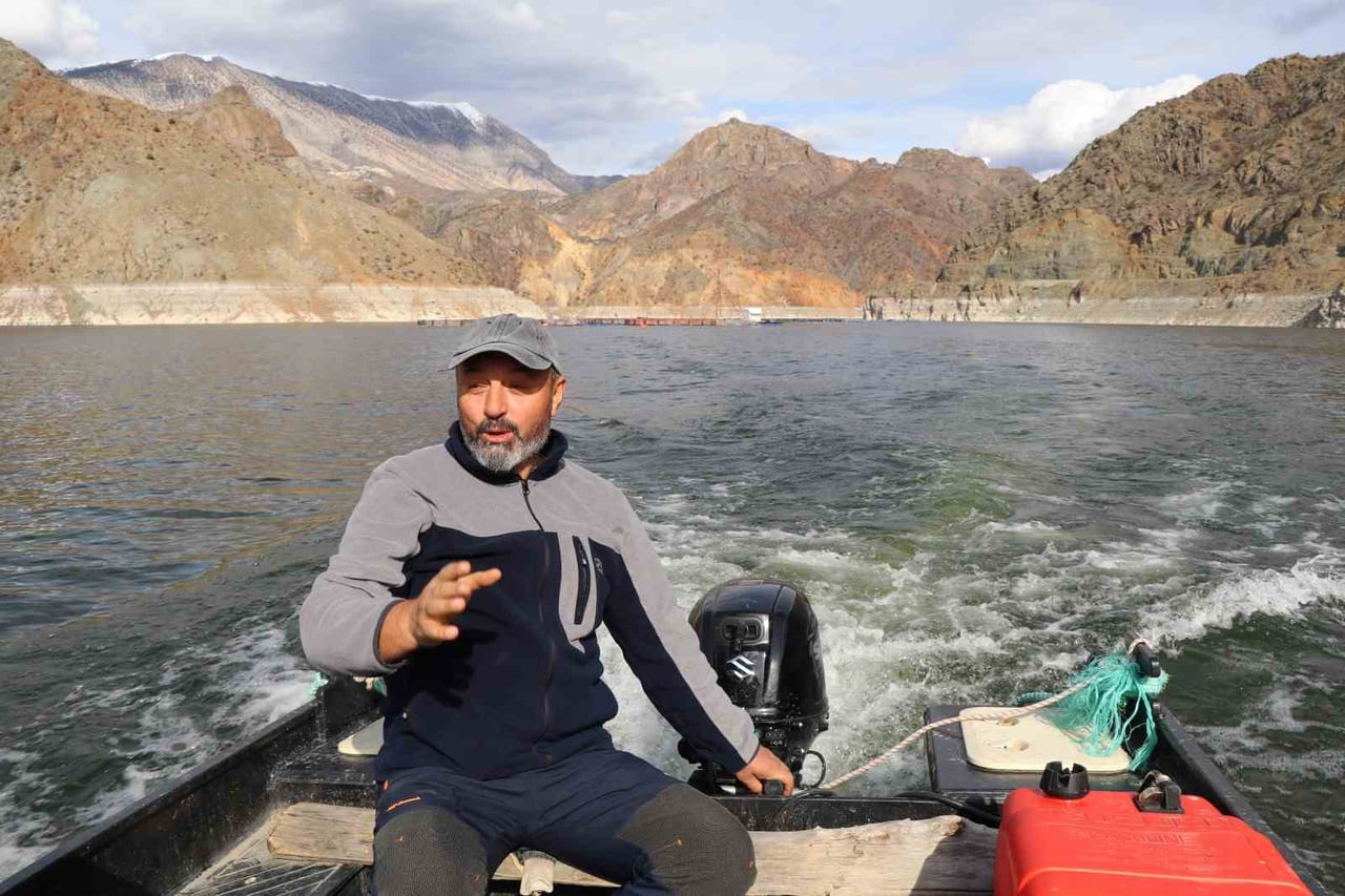 ERZURUM’UN OLTU İLÇESİNDE BULUNAN AYVALI BARAJ GÖLÜ’NDE KAFES BALIKÇILIĞIYLA YAPILAN ALABALIK VE...