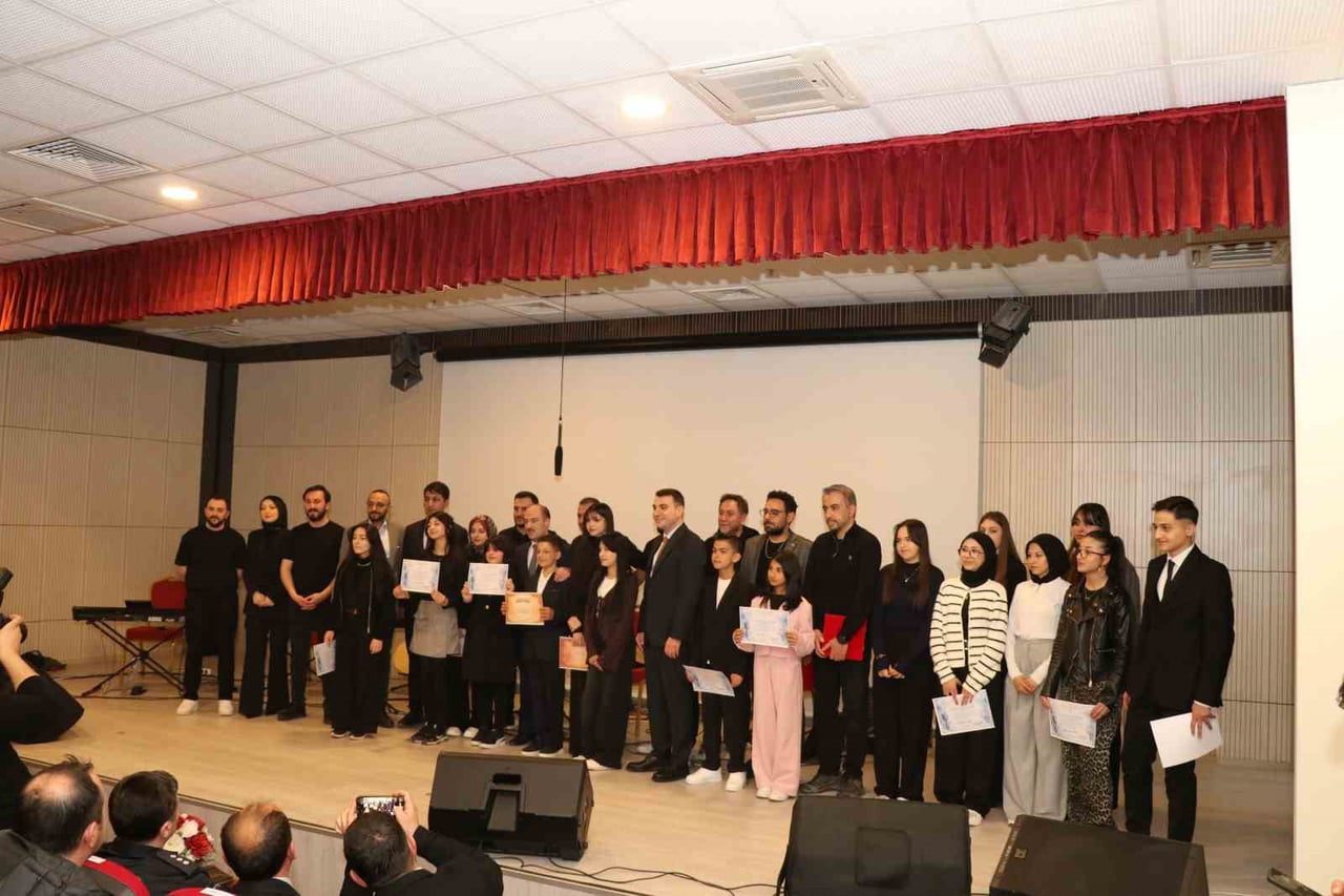 ERZURUM’UN OLTU İLÇESİNDE GENÇLİK MERKEZİ TARAFINDAN DÜZENLENEN OKULLAR ARASI SES YARIŞMASI, GENÇ...