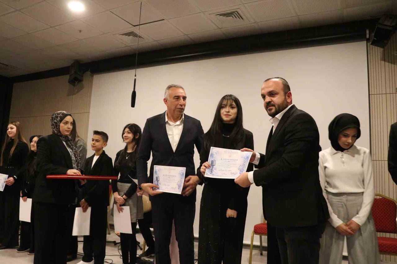 ERZURUM’UN OLTU İLÇESİNDE GENÇLİK MERKEZİ TARAFINDAN DÜZENLENEN OKULLAR ARASI SES YARIŞMASI, GENÇ...