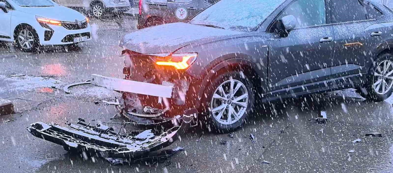 ERZURUM’UN PALANDÖKEN İLÇESİ ALPARSLAN TÜRKEŞ BULVARI’NDA MEYDANA GELEN TRAFİK KAZASINDA ŞANS...