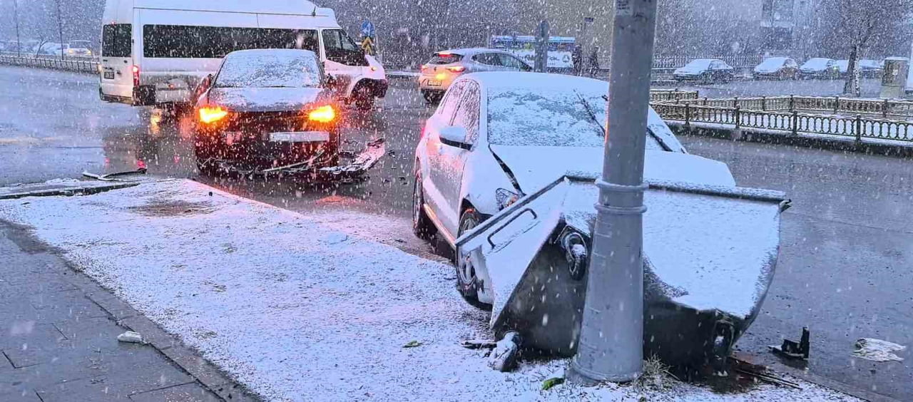ERZURUM’UN PALANDÖKEN İLÇESİ ALPARSLAN TÜRKEŞ BULVARI’NDA MEYDANA GELEN TRAFİK KAZASINDA ŞANS...