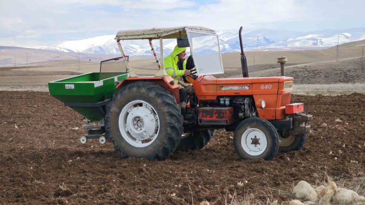 ERZURUMLU ÇİFTÇİLER, BAHARIN İLK GÜNLERİYLE BİRLİKTE YENİDEN TARLALARININ YOLUNU TUTTU.