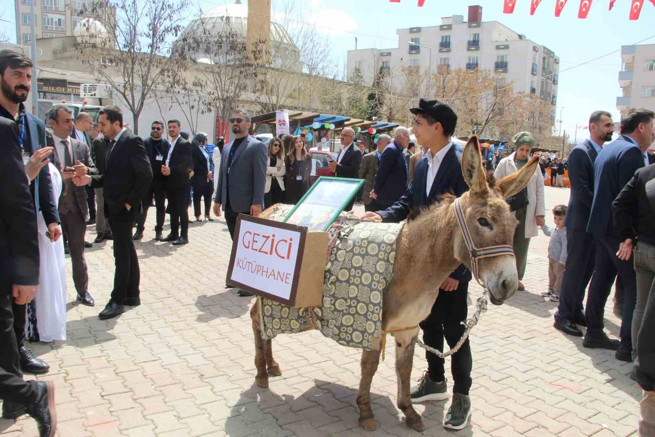 EŞEK SIRTINDA GEZİCİ KÜTÜPHANE