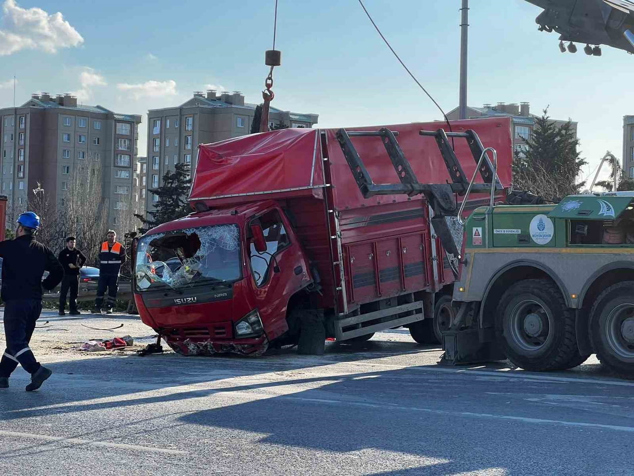 ESENLER'DE OTOMOBİLİN KAMYONETE ÇARPTIĞI KAZADA 1'İ AĞIR 6 KİŞİ YARALANDI.