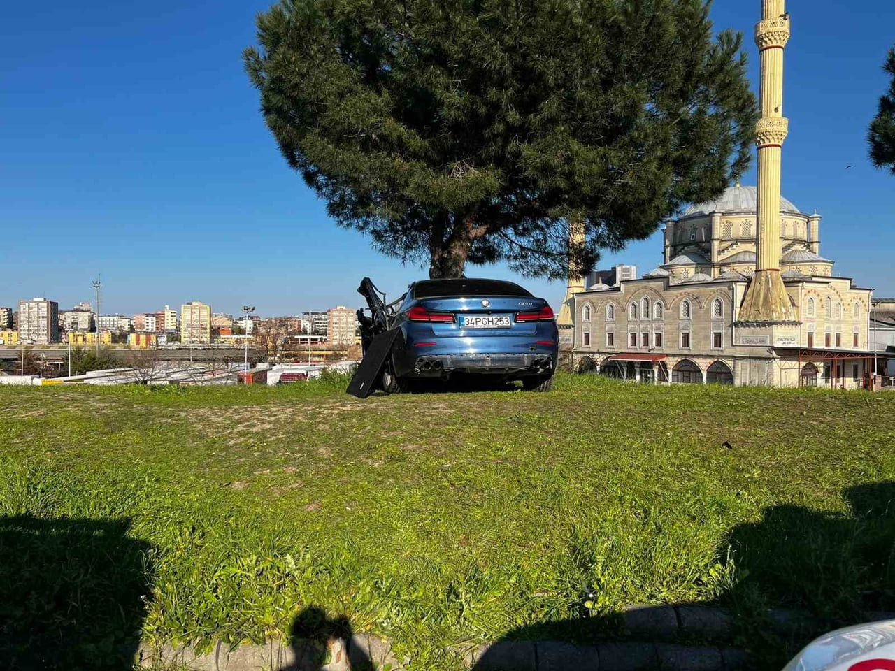 ESENLER'DE OTOMOBİLİN KAMYONETE ÇARPTIĞI KAZADA 1'İ AĞIR 6 KİŞİ YARALANDI.