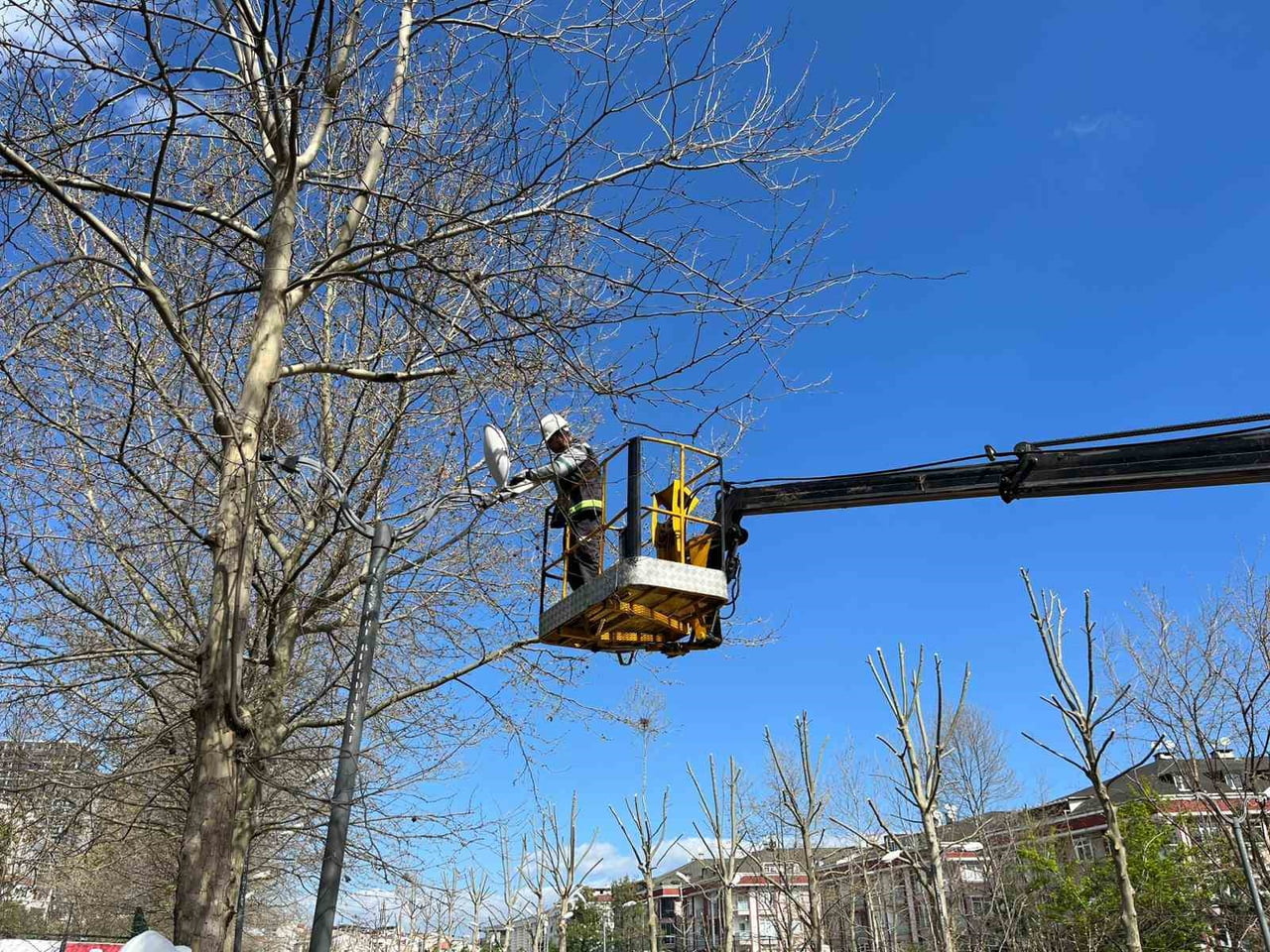 ESENYURT'TA PARKLAR YENİLENEREK VATANDAŞLARIN KULLANIMINA HAZIR HALE GETİRİLİYOR.