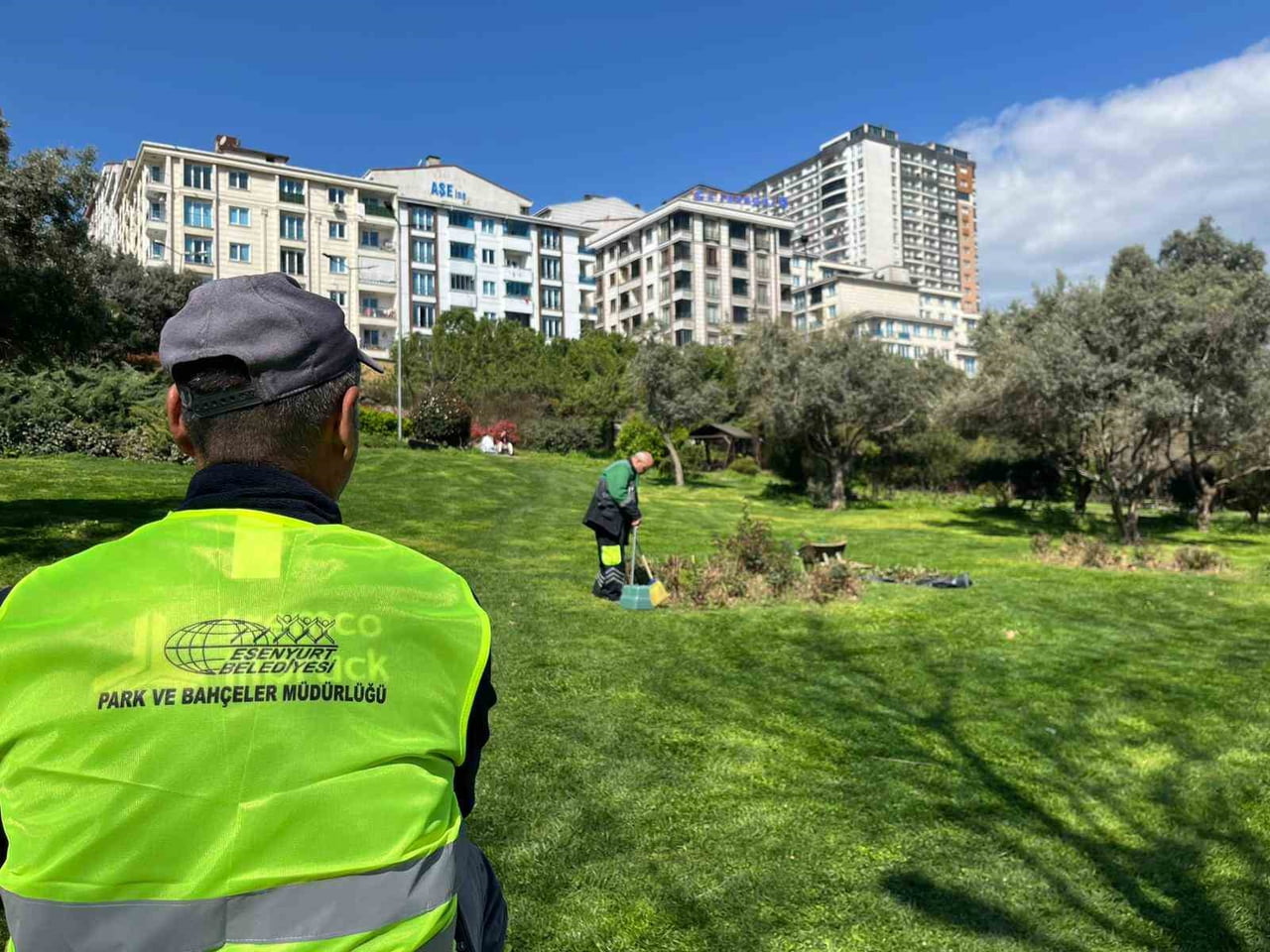 ESENYURT'TA PARKLAR YENİLENEREK VATANDAŞLARIN KULLANIMINA HAZIR HALE GETİRİLİYOR.