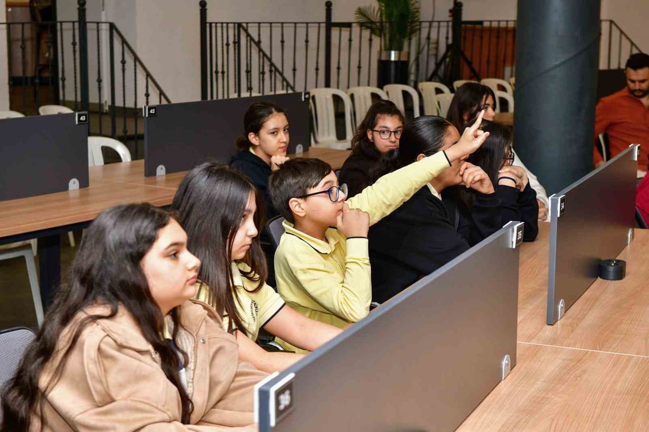 ESENYURT BELEDİYESİ’NİN KÜTÜPHANE HAFTASI KAPSAMINDA DÜZENLEDİĞİ SÖYLEŞİDE YAZAR ÖĞRETMEN ÇAĞLAR...