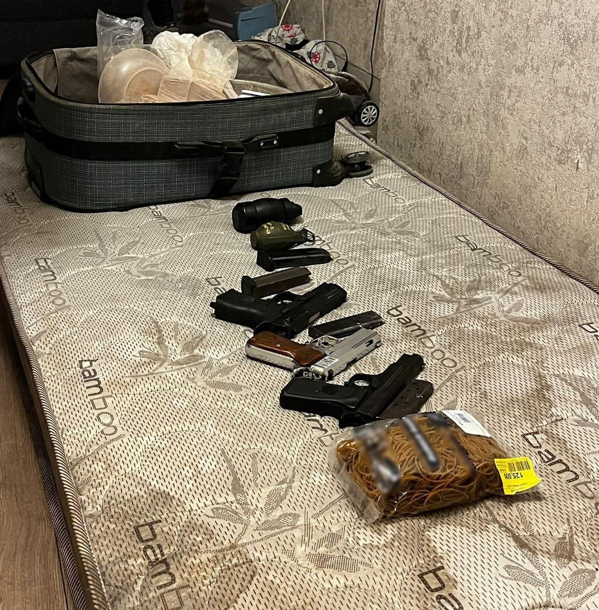 ESENYURT’TA BİR EVE DÜZENLENEN OPERASYONDA UYUŞTURUCU VE EL BOMBASI ELE GEÇİRDİ