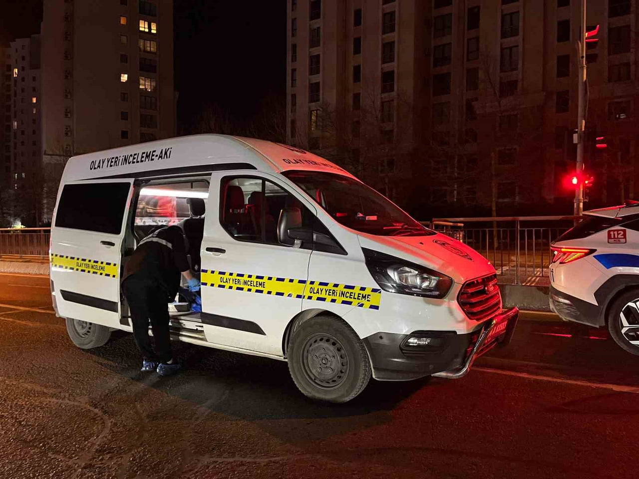 ESENYURT’TA MOTOSİKLET KARŞIYA GEÇMEYE ÇALIŞAN YAYAYA ÇARPTI : 1 ÖLÜ, 2 YARALI