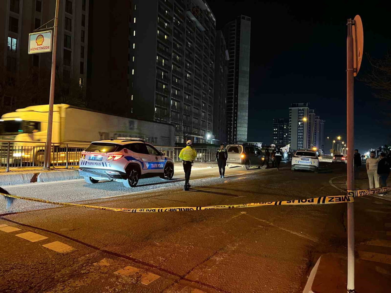 ESENYURT’TA MOTOSİKLET KARŞIYA GEÇMEYE ÇALIŞAN YAYAYA ÇARPTI : 1 ÖLÜ, 2 YARALI