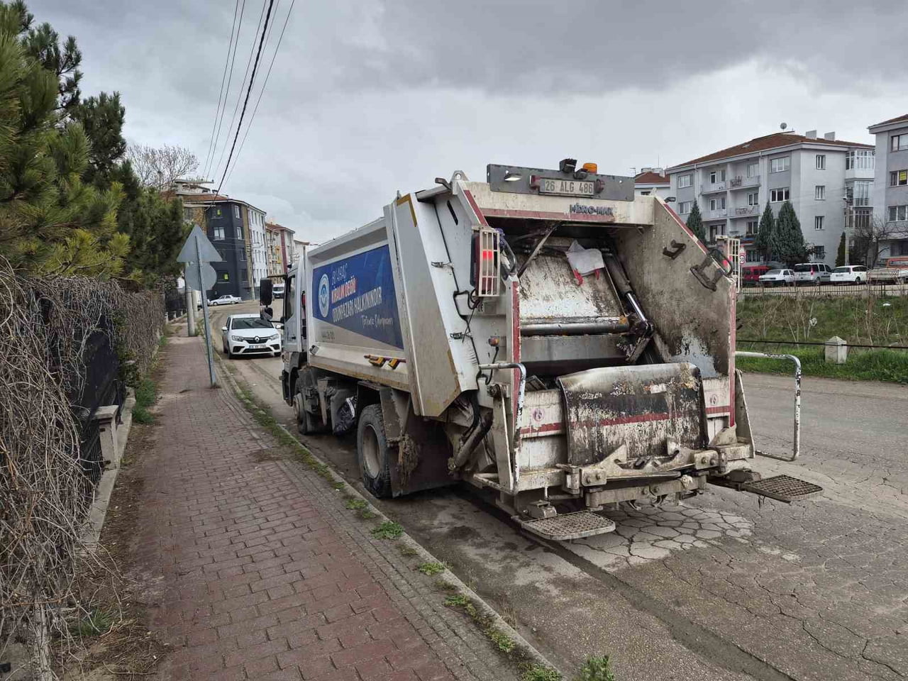 ESKİŞEHİR'DE 'DUR' LEVHASINA UYMAYAN OTOMOBİLİN ARA SOKAKTAN ÇIKAN ÇÖP KAMYONUNA ÇARPMASI SONUCU...