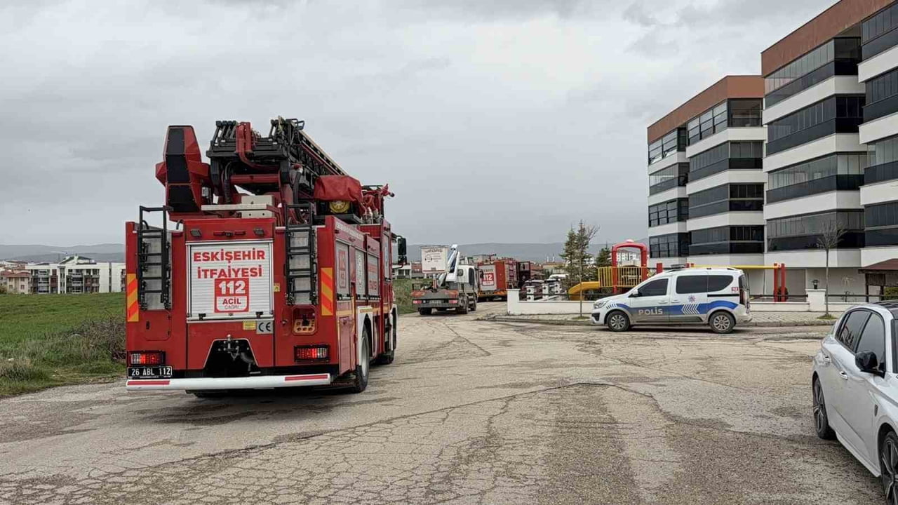 ESKİŞEHİR'DE 4 BİNANIN EN ÜST KATINDA ÜTÜ SEBEBİ İLE ÇIKAN YANGIN PANİĞE NEDEN OLDU.