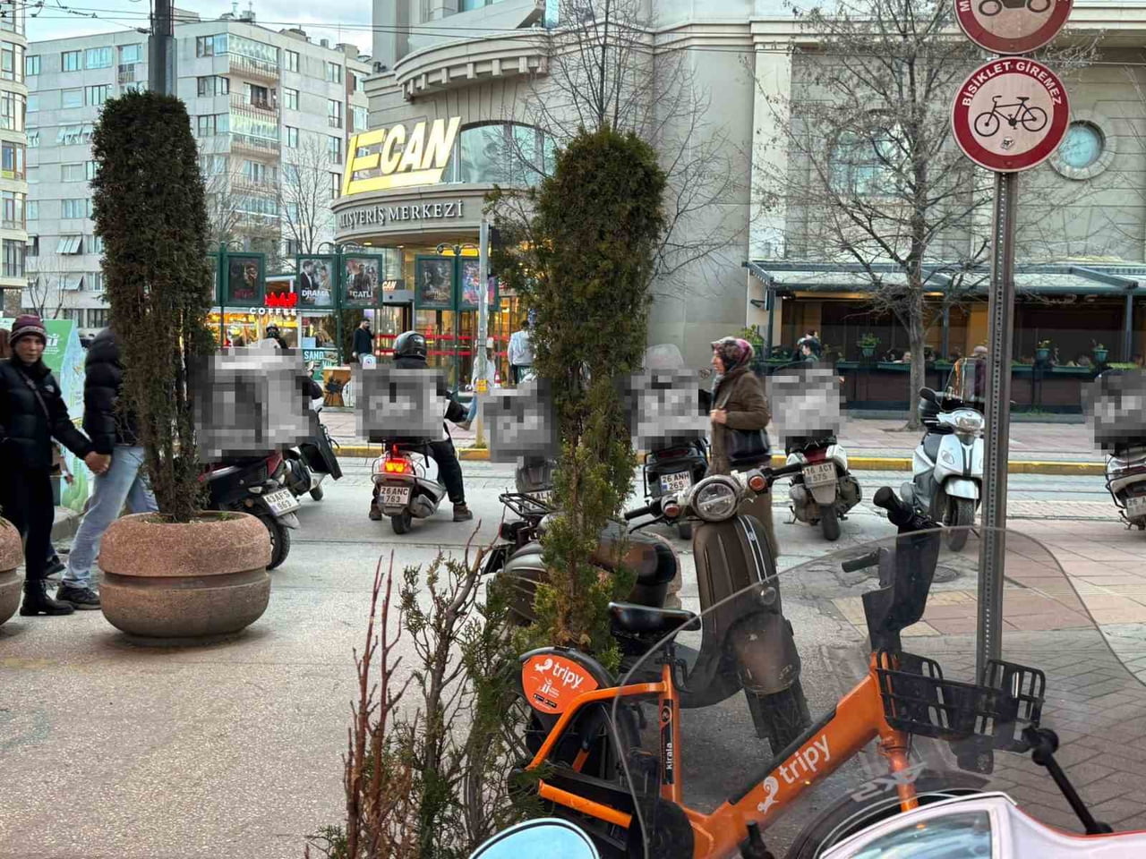 ESKİŞEHİR'DE BİR ALIŞVERİŞ MERKEZİNİN ÖNÜNDEKİ SOKAĞIN GİRİŞİNE, YASAK OLMASINA RAĞMEN YOĞUN BİR...
