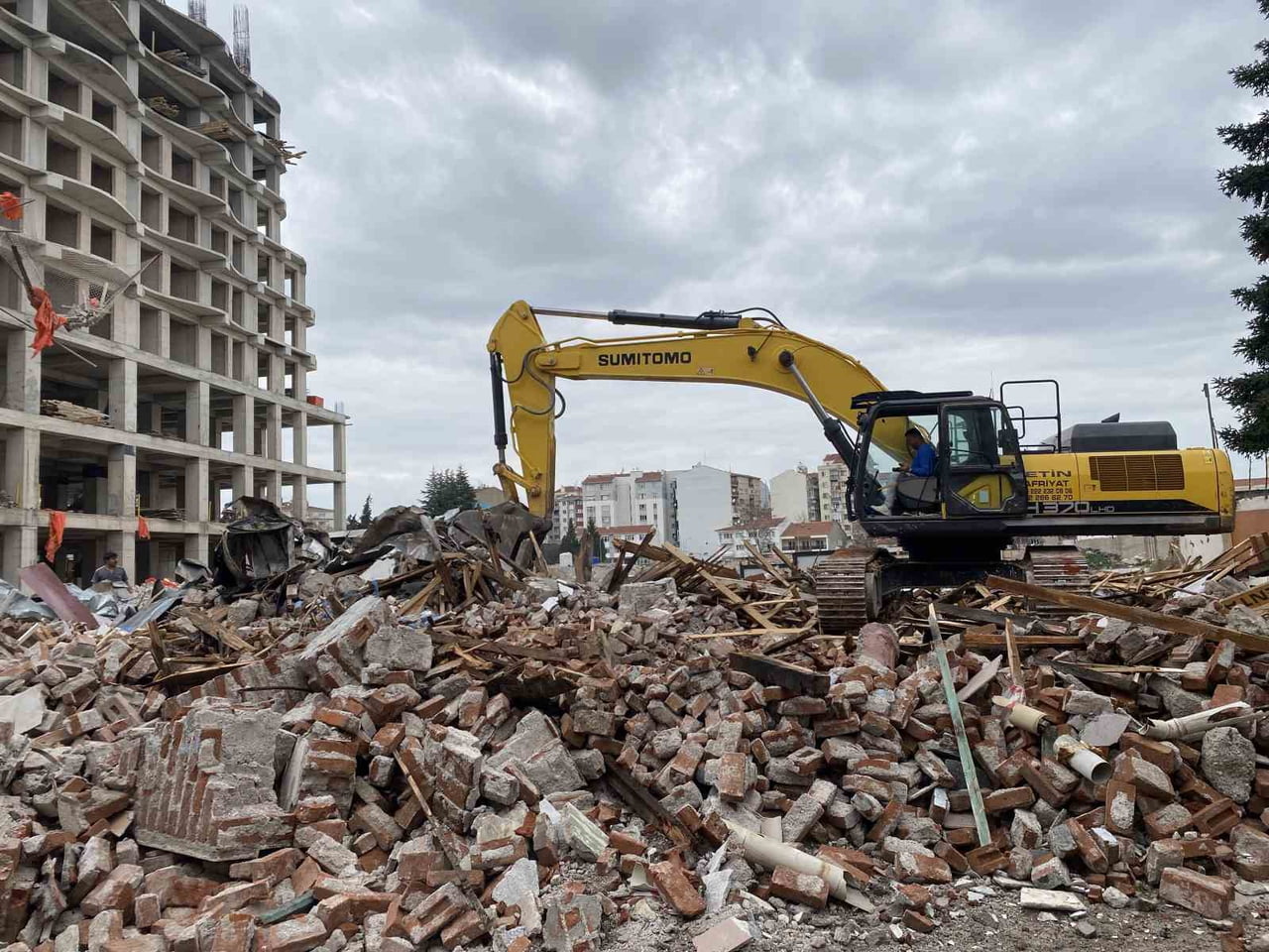 ESKİŞEHİR'DE ÇÖKEN BİNANIN YANINDAKİ RİSKLİ YAPI DA BELEDİYE TARAFINDAN YIKILDI