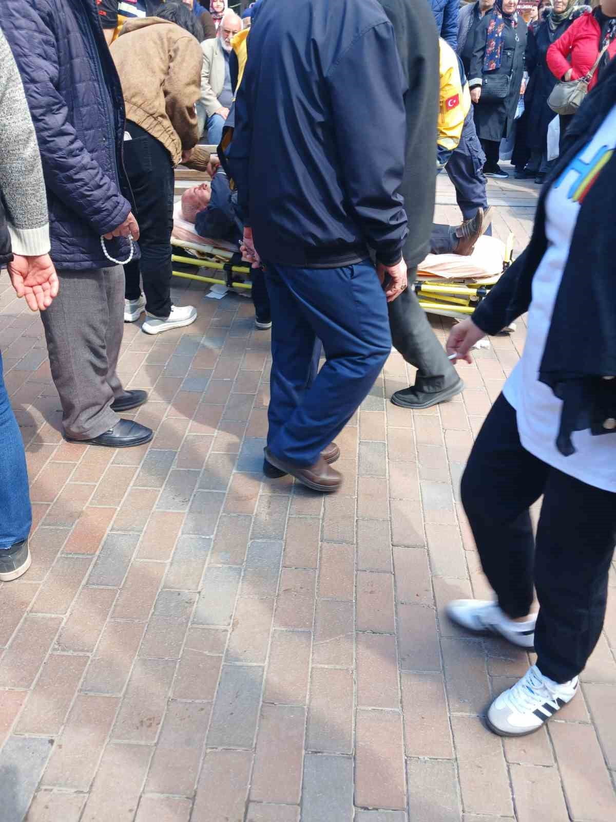 ESKİŞEHİR'DE DÜŞEREK BAŞINI YERE ÇARPAN ADAM, SAĞLIK EKİPLERİNCE AMBULANSTA TEDAVİ...