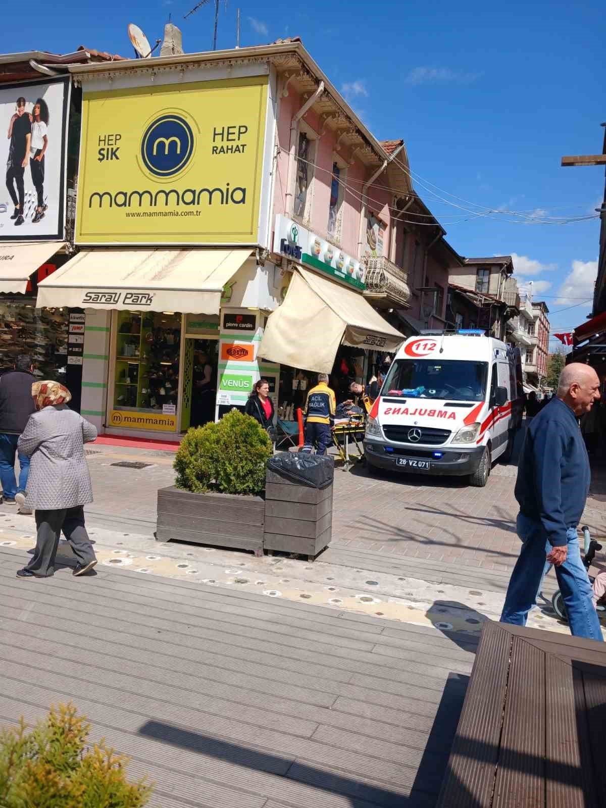 ESKİŞEHİR'DE DÜŞEREK BAŞINI YERE ÇARPAN ADAM, SAĞLIK EKİPLERİNCE AMBULANSTA TEDAVİ...