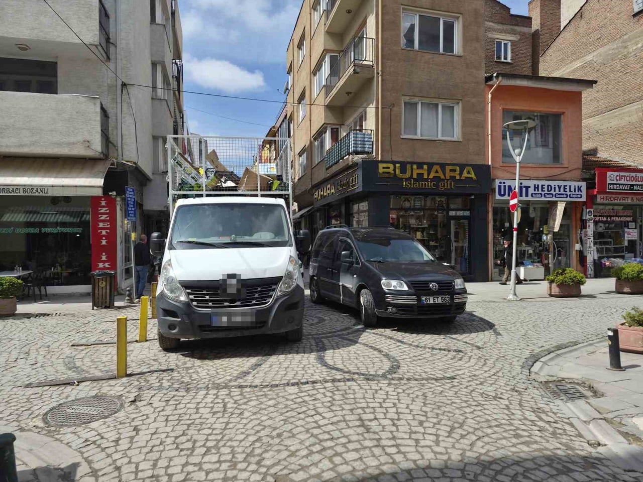 ESKİŞEHİR'DE HATALI PARK EDİLEN BİR KAMYONETTEN DOLAYI SÜRÜCÜLER DARALAN YOLDA İLERLEMEKTE GÜÇLÜK...