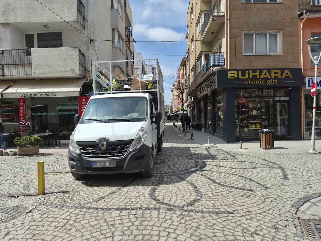 ESKİŞEHİR'DE HATALI PARK EDİLEN BİR KAMYONETTEN DOLAYI SÜRÜCÜLER DARALAN YOLDA İLERLEMEKTE GÜÇLÜK...