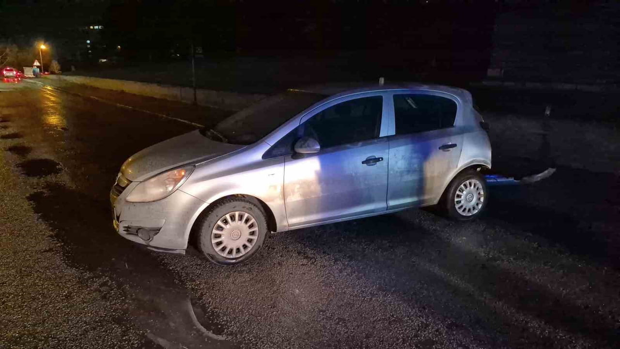 ESKİŞEHİR'DE KONTROLDEN ÇIKAN OTOMOBİLİN DÖNEREK ARKA TARAFINI DUVARA ÇARPTIĞI TRAFİK KAZASI MADDİ...