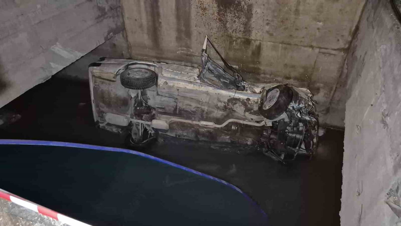 ESKİŞEHİR'DE KONTROLDEN ÇIKAN OTOMOBİLİN YAKLAŞIK 5 METRE YÜKSEKLİKTEKİ SULAMA KANALINA UÇMASI...