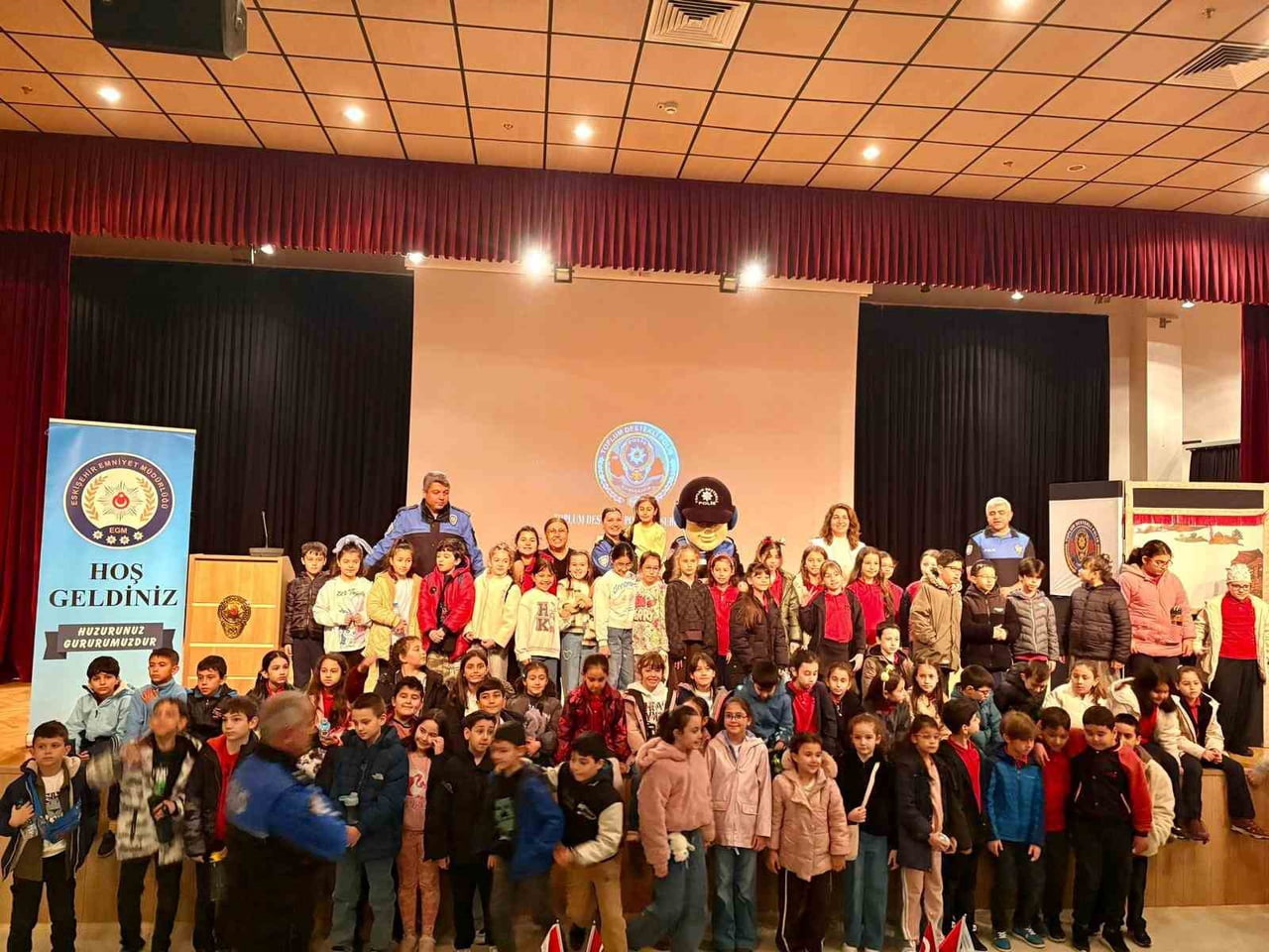 ESKİŞEHİR'DE KURULUŞ YIL DÖNÜMÜ VE POLİS HAFTASI ETKİNLİKLERİNDEN DOLAYI ÖĞRENCİLER EMNİYET...