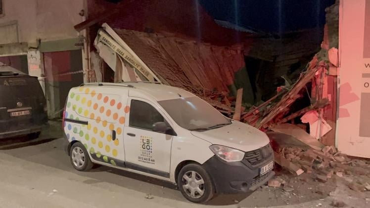 ESKİŞEHİR'DE METRUK İŞ YERİ YIKILDI, ŞANS ESERİ YARALANAN OLMADI