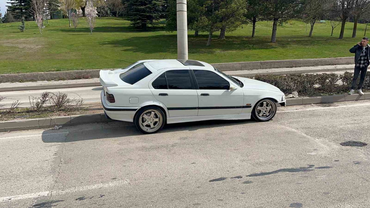 ESKİŞEHİR'DE MEYDANA GELEN KAZADA KONTROLDEN ÇIKAN ARAÇ CADDE ÜZERİNDE BULUNAN ORTA REFÜJE ÇIKARAK...