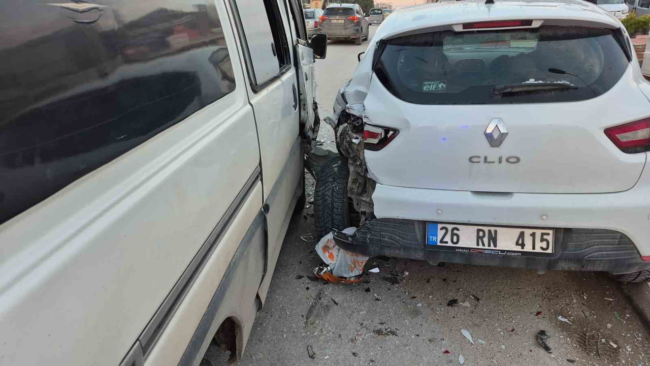 ESKİŞEHİR'DE MİNİBÜSÜN OTOMOBİLLE ÇARPIŞTIĞI VE PARK HALİNDEKİ 2 ARACIN DA KARIŞTIĞI TRAFİK...