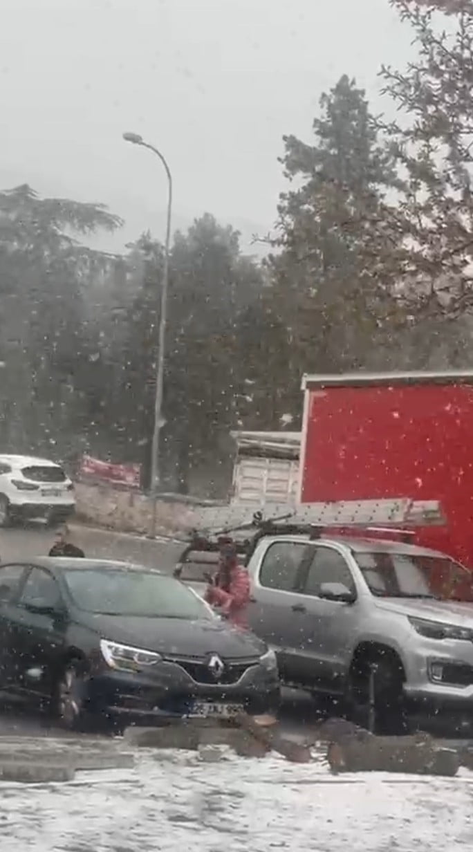 ESKİŞEHİR'DE NİSAN AYINDA KAR YAĞIŞI ETKİLİ OLDU.