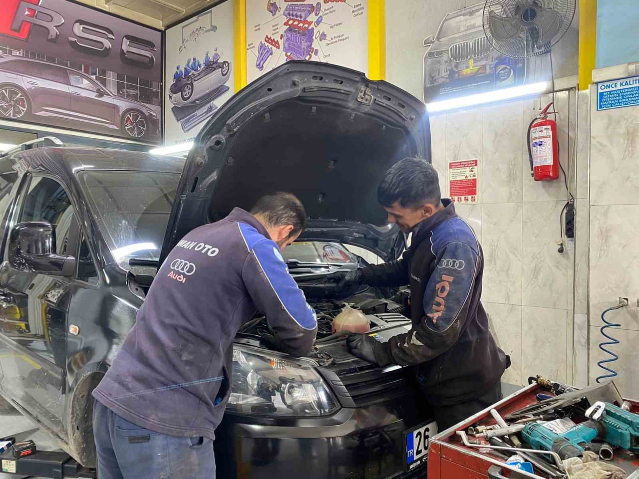 ESKİŞEHİR'DE OTOMOBİL TAMİRCİSİ OSMAN SAN, DÜZENLİ ARAÇ BAKIMININ ÖNEMİNE DİKKAT ÇEKEREK, "BAKIM...