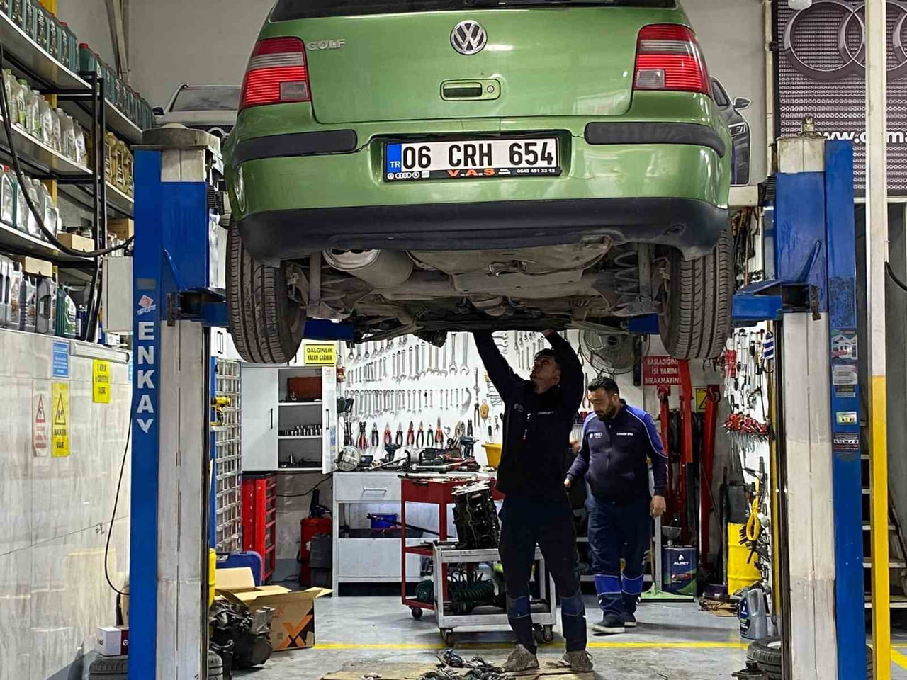 ESKİŞEHİR'DE OTOMOBİL TAMİRCİSİ OSMAN SAN, DÜZENLİ ARAÇ BAKIMININ ÖNEMİNE DİKKAT ÇEKEREK, "BAKIM...