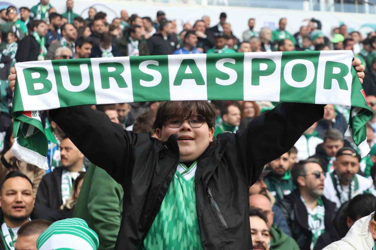 ESKİŞEHİR'DE OYNANAN ANKARA DEMİRSPOR MÜSABAKASINDA YEŞİL-BEYAZ FORMALARIYLA STADYUMU DOLDURAN...