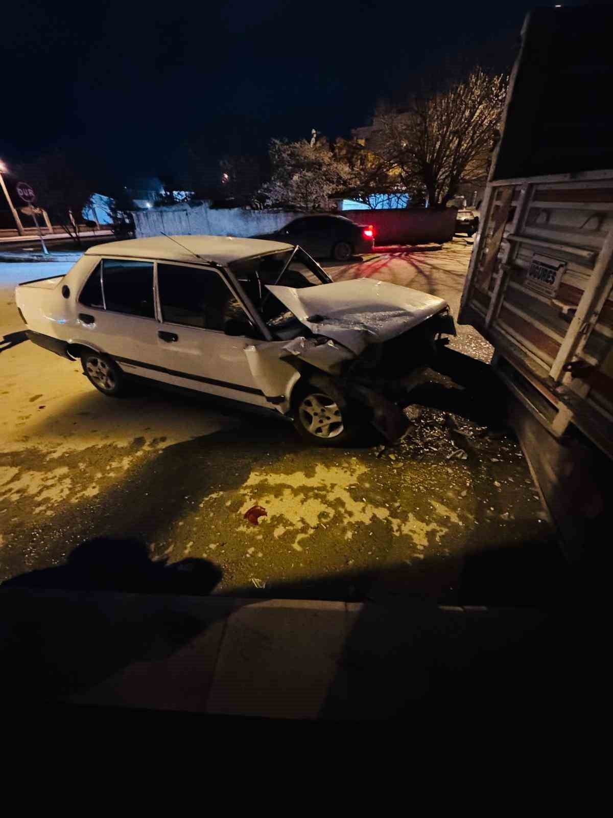 ESKİŞEHİR'DE PARK HALİNDEKİ KAMYONETE ÇARPAN OTOMOBİLİN 190 PROMİL ALKOLLÜ VE EHLİYETSİZ...