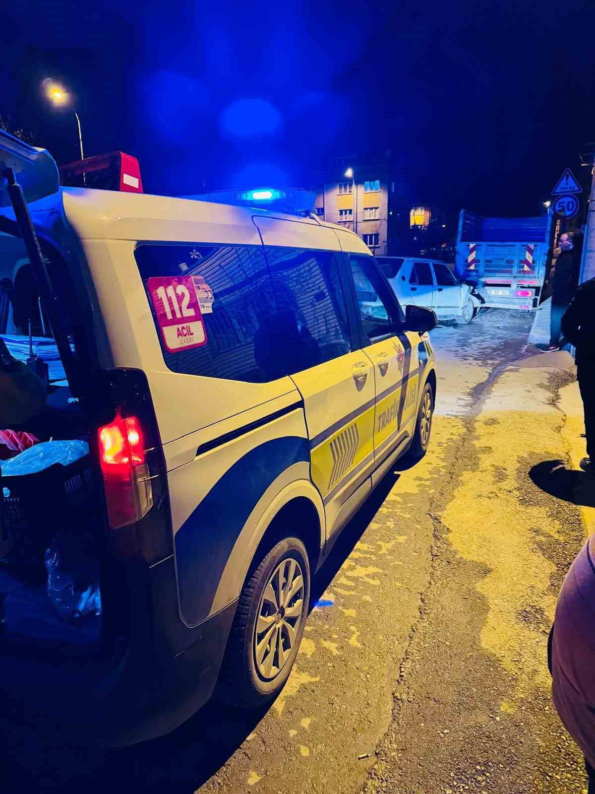 ESKİŞEHİR'DE PARK HALİNDEKİ KAMYONETE ÇARPAN OTOMOBİLİN 190 PROMİL ALKOLLÜ VE EHLİYETSİZ...