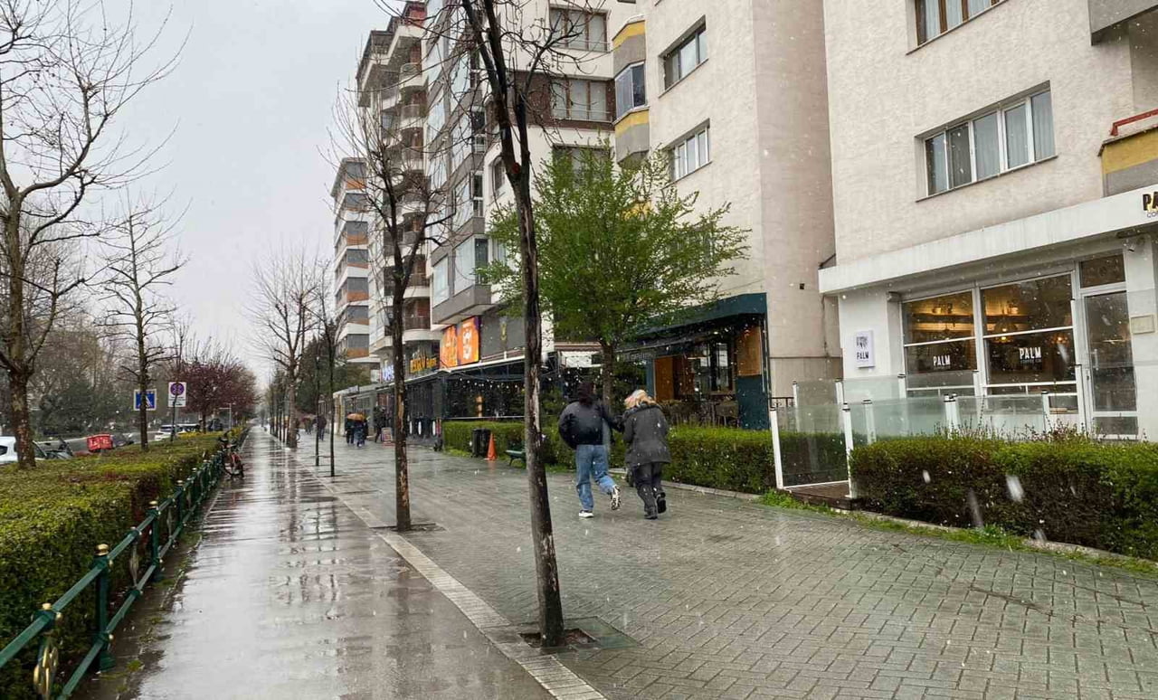 ESKİŞEHİR'DE SABAH HAVA TAHMİN RAPORUNDA KARLA KARIŞIK YAĞMUR UYARISINA RAĞMEN VATANDAŞLAR...