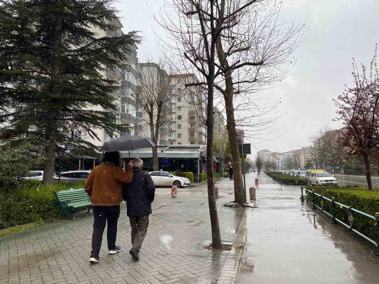 ESKİŞEHİR'DE SABAH HAVA TAHMİN RAPORUNDA KARLA KARIŞIK YAĞMUR UYARISINA RAĞMEN VATANDAŞLAR...