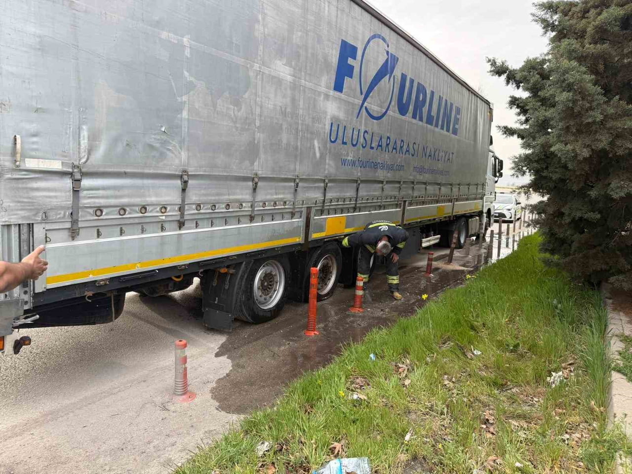 ESKİŞEHİR'DE SEYİR HALİNDEYKEN LASTİĞİ PATLAYAN VE DAHA SONRA TEKERİNDEN DUMANLAR ÇIKAN TIRDAKİ...