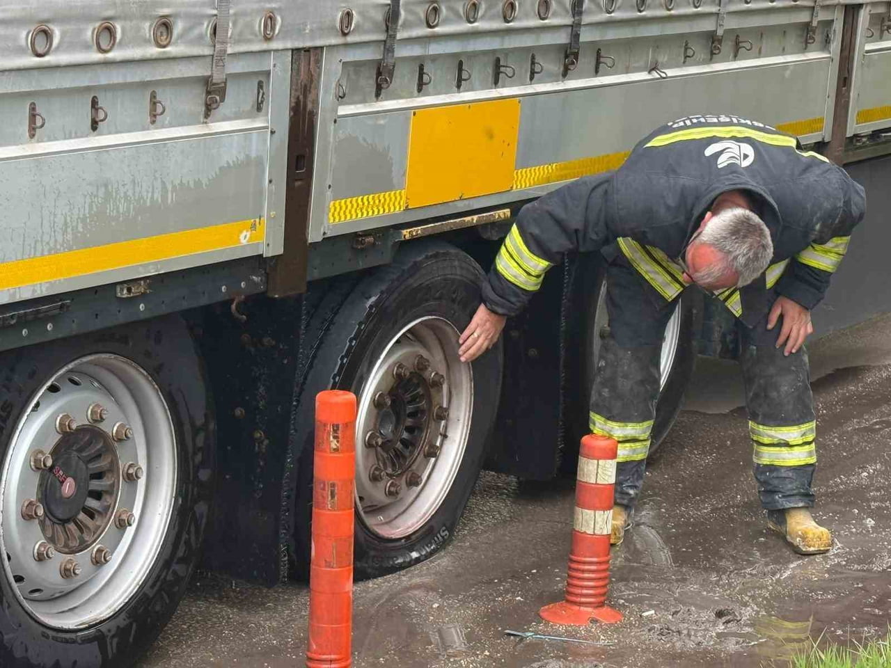 ESKİŞEHİR'DE SEYİR HALİNDEYKEN LASTİĞİ PATLAYAN VE DAHA SONRA TEKERİNDEN DUMANLAR ÇIKAN TIRDAKİ...