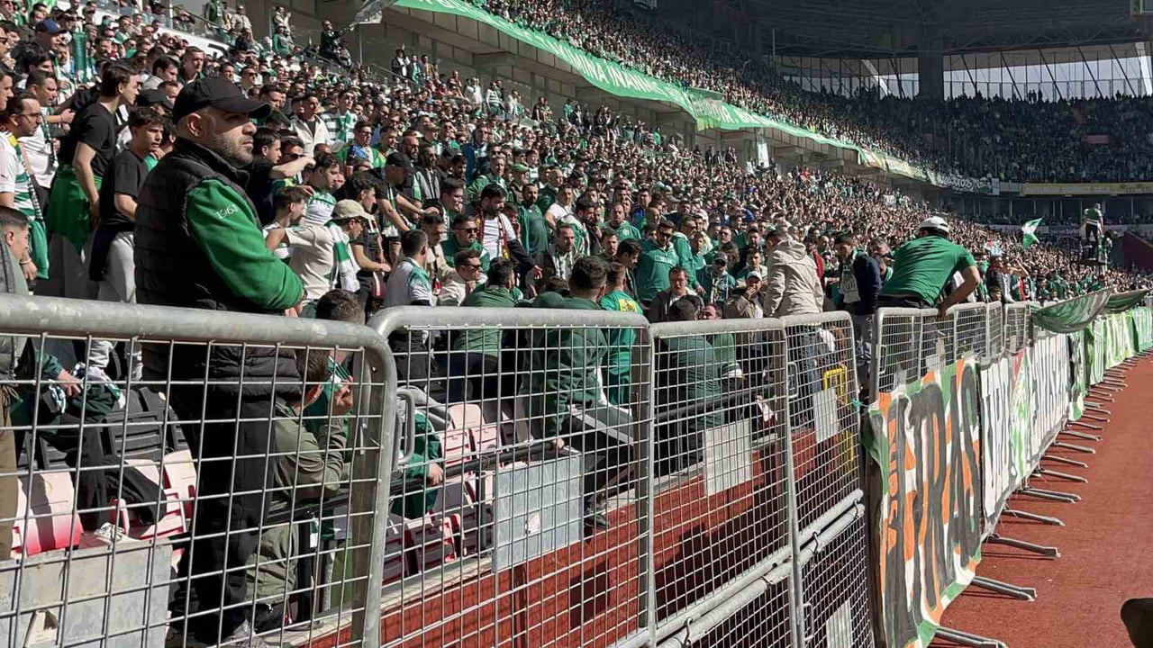 ESKİŞEHİR'DE TANSİYONUN YÜKSEK SEYRETTİĞİ ANKARA DEMİRSPOR-BURSASPOR MAÇINDA TARAFTARLAR SON...