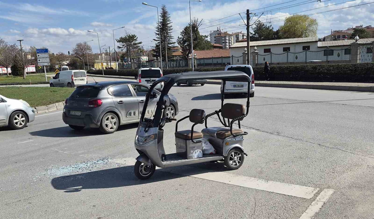 ESKİŞEHİR'DE TERS YÖNE GİRMEYE ÇALIŞAN ÜÇ TEKERLEKLİ ELEKTRİKLİ ARACIN OTOMOBİL İLE ÇARPIŞMASI...