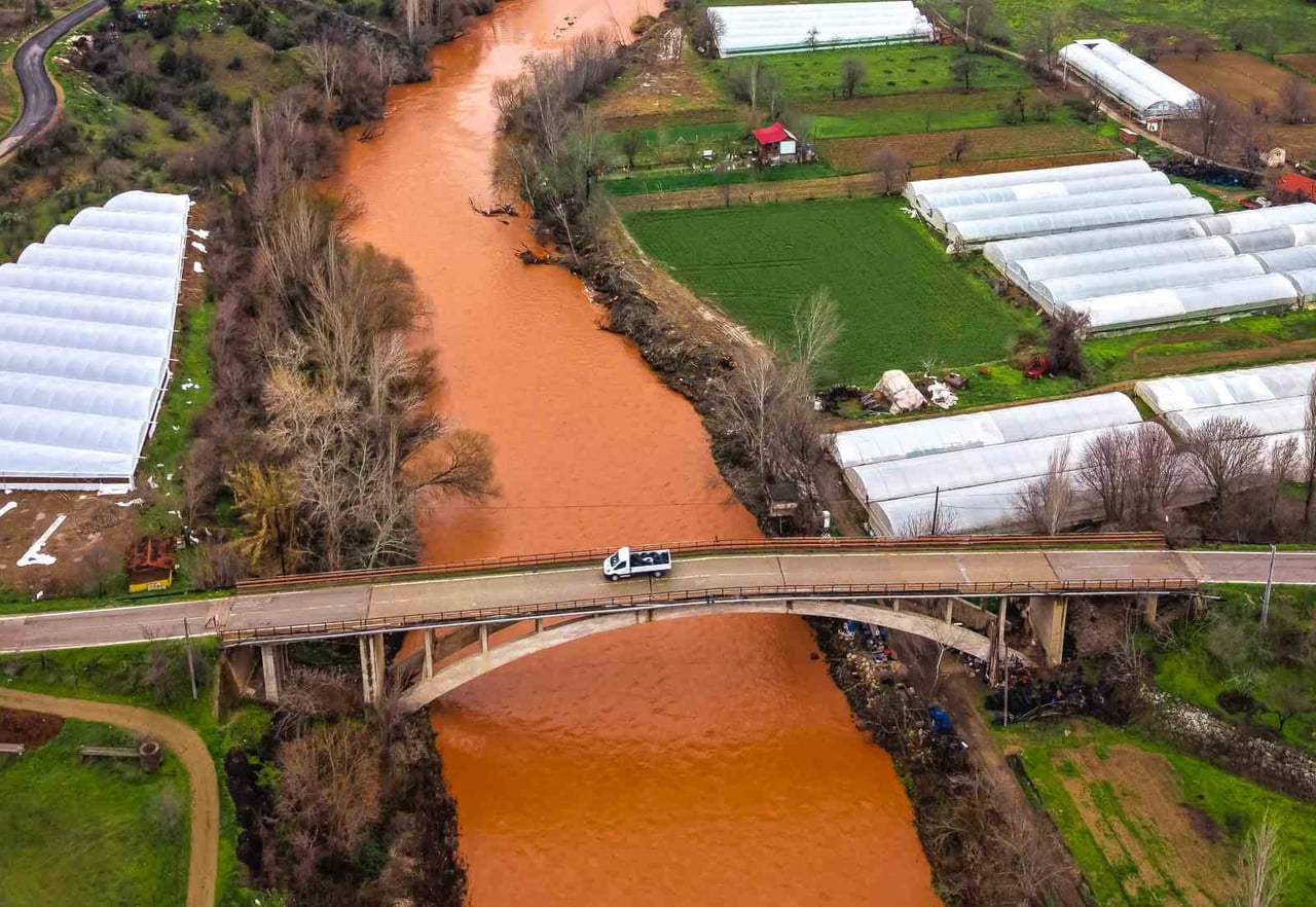 ESKİŞEHİR'DE YAĞMUR SONRASI KAHVERENGİYE BÜRÜNEN SAKARYA NEHRİ'NDE KARTPOSTALLIK MANZARA...