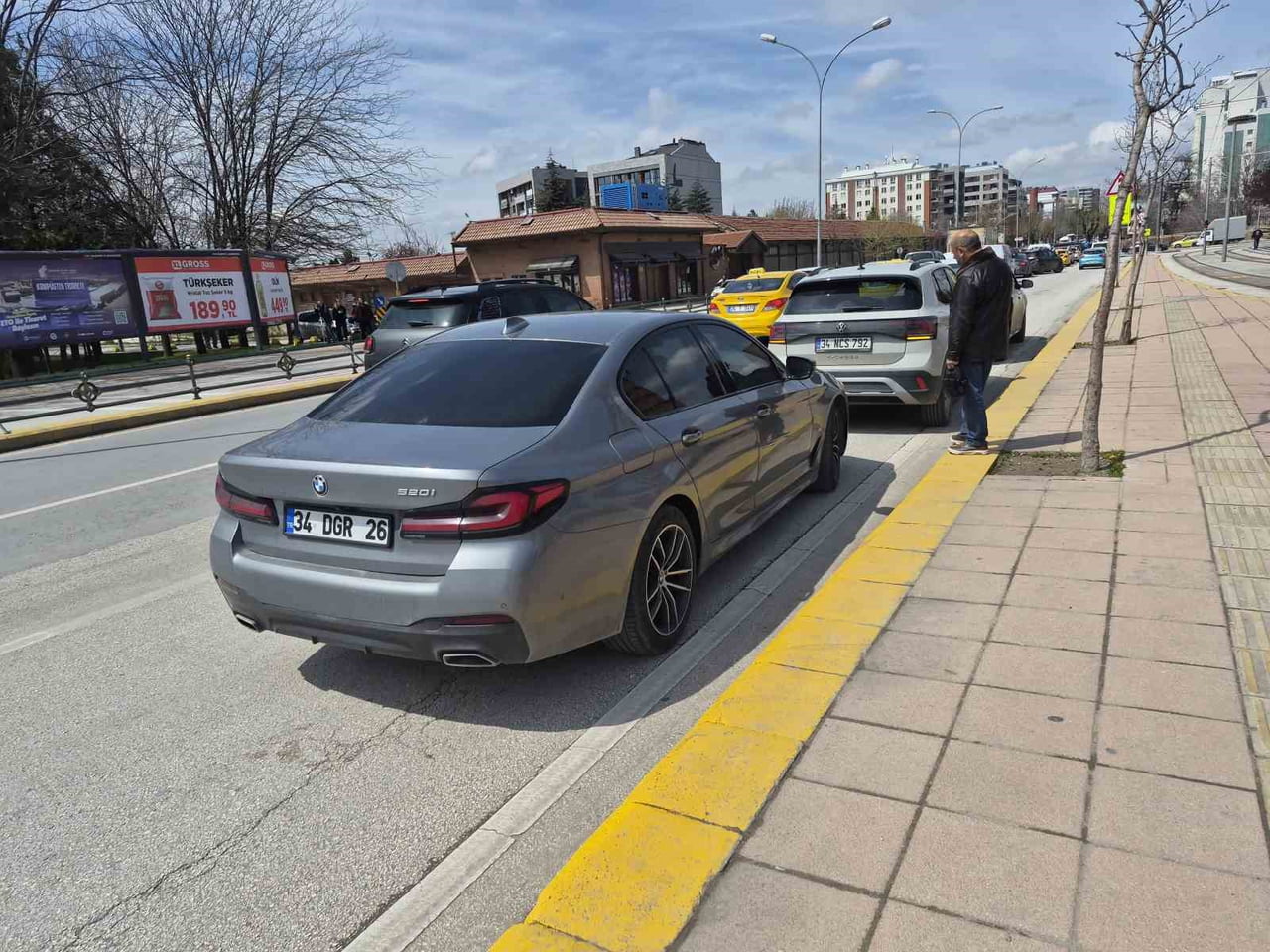 ESKİŞEHİR'DE YAYA GEÇİDİNİN ÖNÜNDE 2 ARACIN KARIŞTIĞI TRAFİK KAZASINDA MADDİ HASAR...
