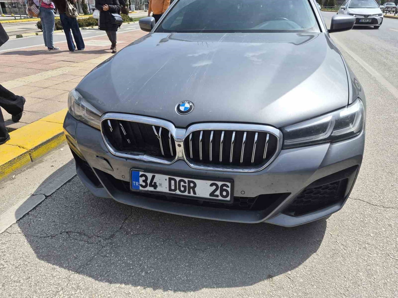 ESKİŞEHİR'DE YAYA GEÇİDİNİN ÖNÜNDE 2 ARACIN KARIŞTIĞI TRAFİK KAZASINDA MADDİ HASAR...